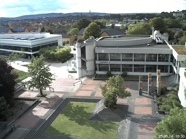 Foto der Webcam: Verwaltungsgebäude, Innenhof mit Audimax, Hörsaal-Gebäude 1