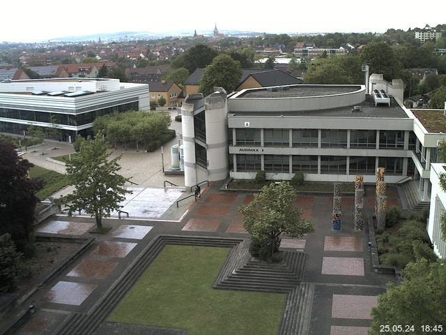 Foto der Webcam: Verwaltungsgebäude, Innenhof mit Audimax, Hörsaal-Gebäude 1