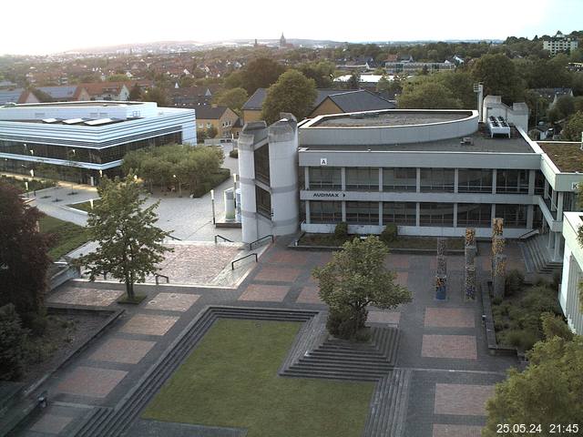 Foto der Webcam: Verwaltungsgebäude, Innenhof mit Audimax, Hörsaal-Gebäude 1