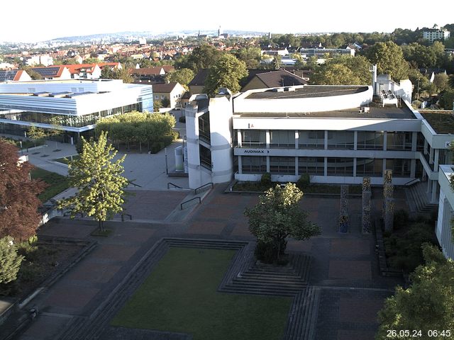 Foto der Webcam: Verwaltungsgebäude, Innenhof mit Audimax, Hörsaal-Gebäude 1