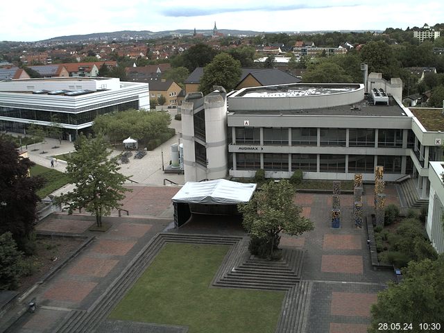 Foto der Webcam: Verwaltungsgebäude, Innenhof mit Audimax, Hörsaal-Gebäude 1