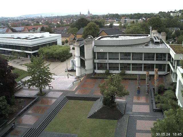 Foto der Webcam: Verwaltungsgebäude, Innenhof mit Audimax, Hörsaal-Gebäude 1