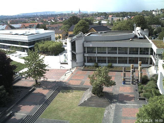 Foto der Webcam: Verwaltungsgebäude, Innenhof mit Audimax, Hörsaal-Gebäude 1