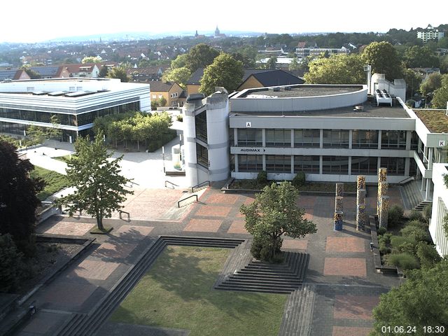 Foto der Webcam: Verwaltungsgebäude, Innenhof mit Audimax, Hörsaal-Gebäude 1