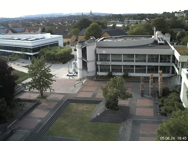 Foto der Webcam: Verwaltungsgebäude, Innenhof mit Audimax, Hörsaal-Gebäude 1