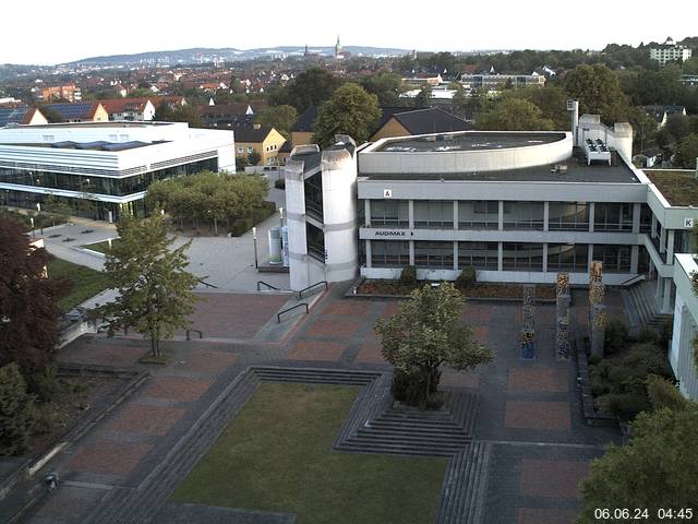 Foto der Webcam: Verwaltungsgebäude, Innenhof mit Audimax, Hörsaal-Gebäude 1