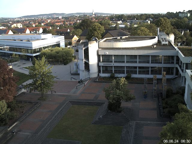 Foto der Webcam: Verwaltungsgebäude, Innenhof mit Audimax, Hörsaal-Gebäude 1