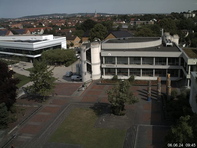 Foto der Webcam: Verwaltungsgebäude, Innenhof mit Audimax, Hörsaal-Gebäude 1