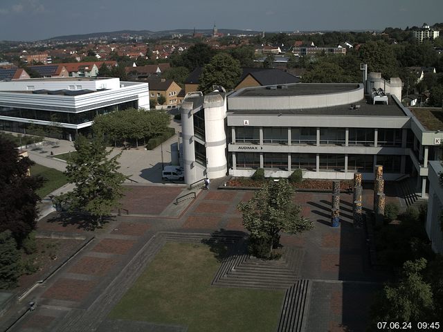 Foto der Webcam: Verwaltungsgebäude, Innenhof mit Audimax, Hörsaal-Gebäude 1