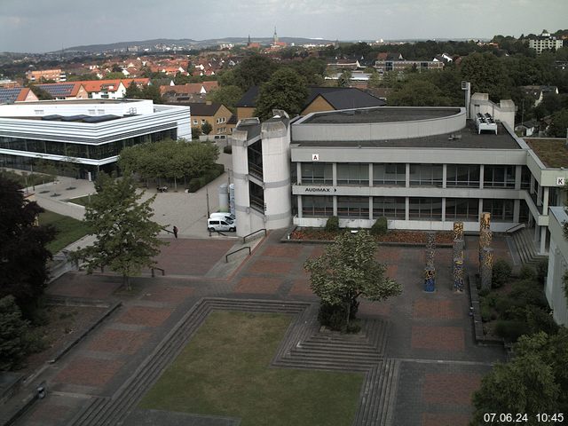 Foto der Webcam: Verwaltungsgebäude, Innenhof mit Audimax, Hörsaal-Gebäude 1