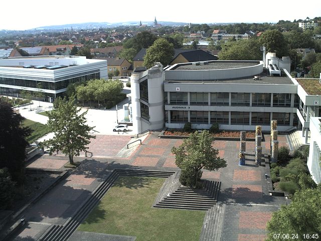 Foto der Webcam: Verwaltungsgebäude, Innenhof mit Audimax, Hörsaal-Gebäude 1