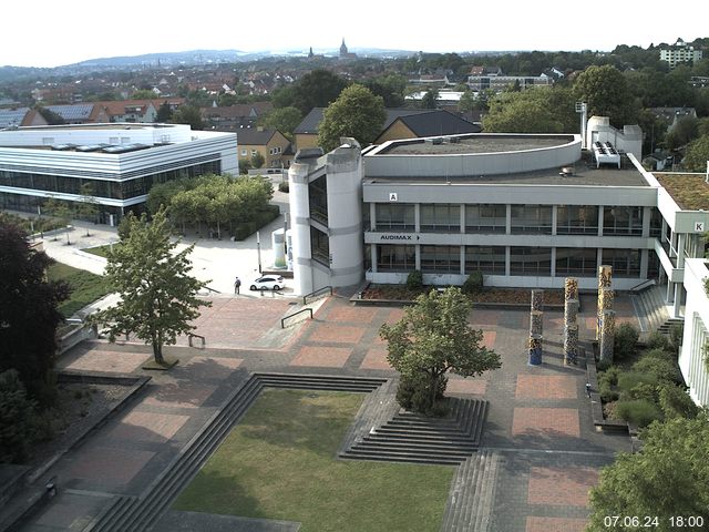 Foto der Webcam: Verwaltungsgebäude, Innenhof mit Audimax, Hörsaal-Gebäude 1