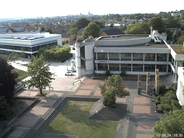 Foto der Webcam: Verwaltungsgebäude, Innenhof mit Audimax, Hörsaal-Gebäude 1