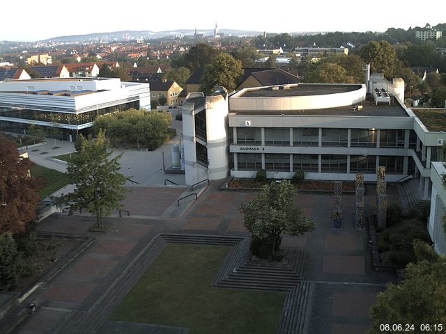 Foto der Webcam: Verwaltungsgebäude, Innenhof mit Audimax, Hörsaal-Gebäude 1