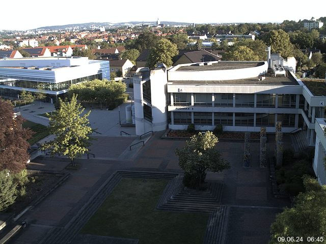 Foto der Webcam: Verwaltungsgebäude, Innenhof mit Audimax, Hörsaal-Gebäude 1