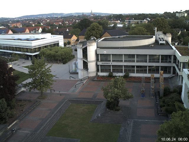 Foto der Webcam: Verwaltungsgebäude, Innenhof mit Audimax, Hörsaal-Gebäude 1