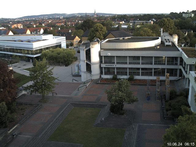 Foto der Webcam: Verwaltungsgebäude, Innenhof mit Audimax, Hörsaal-Gebäude 1