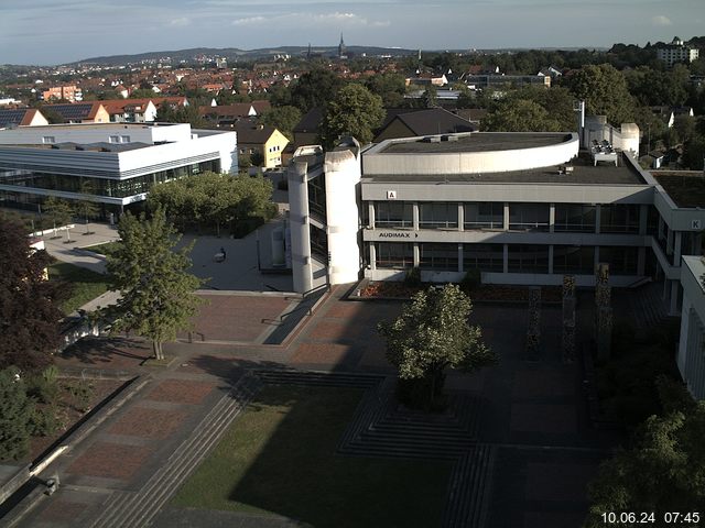 Foto der Webcam: Verwaltungsgebäude, Innenhof mit Audimax, Hörsaal-Gebäude 1