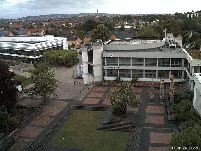 Foto der Webcam: Verwaltungsgebäude, Innenhof mit Audimax, Hörsaal-Gebäude 1