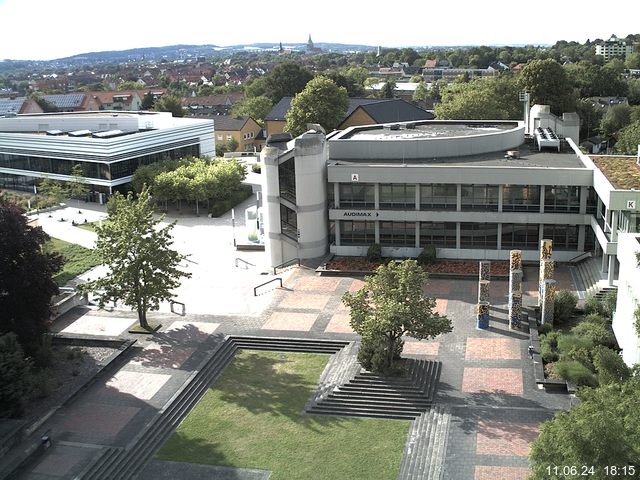 Foto der Webcam: Verwaltungsgebäude, Innenhof mit Audimax, Hörsaal-Gebäude 1