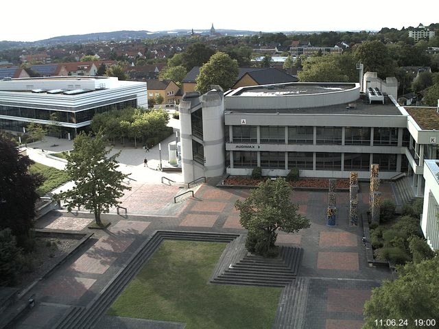 Foto der Webcam: Verwaltungsgebäude, Innenhof mit Audimax, Hörsaal-Gebäude 1