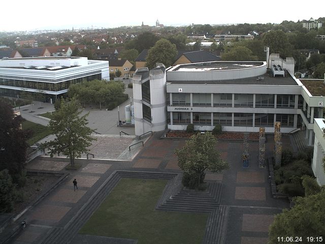 Foto der Webcam: Verwaltungsgebäude, Innenhof mit Audimax, Hörsaal-Gebäude 1