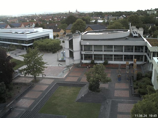 Foto der Webcam: Verwaltungsgebäude, Innenhof mit Audimax, Hörsaal-Gebäude 1