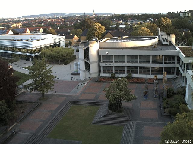 Foto der Webcam: Verwaltungsgebäude, Innenhof mit Audimax, Hörsaal-Gebäude 1