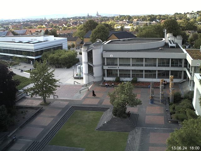 Foto der Webcam: Verwaltungsgebäude, Innenhof mit Audimax, Hörsaal-Gebäude 1