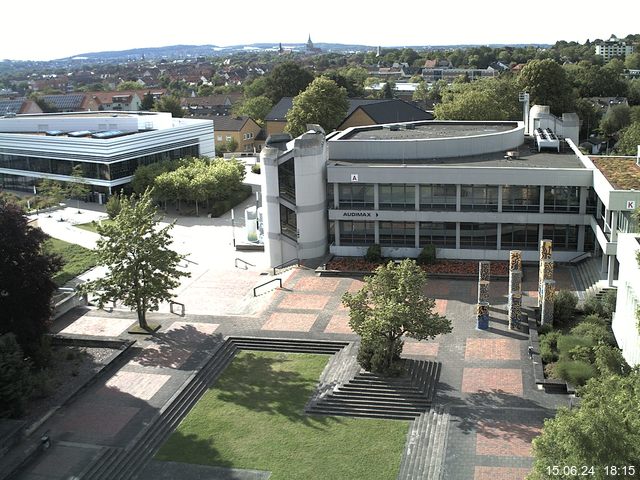 Foto der Webcam: Verwaltungsgebäude, Innenhof mit Audimax, Hörsaal-Gebäude 1