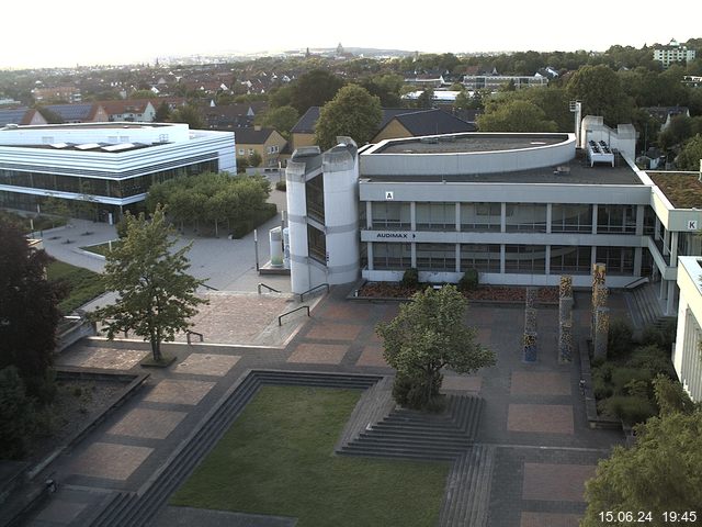 Foto der Webcam: Verwaltungsgebäude, Innenhof mit Audimax, Hörsaal-Gebäude 1