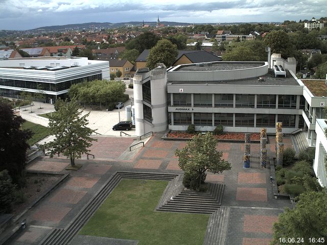 Foto der Webcam: Verwaltungsgebäude, Innenhof mit Audimax, Hörsaal-Gebäude 1