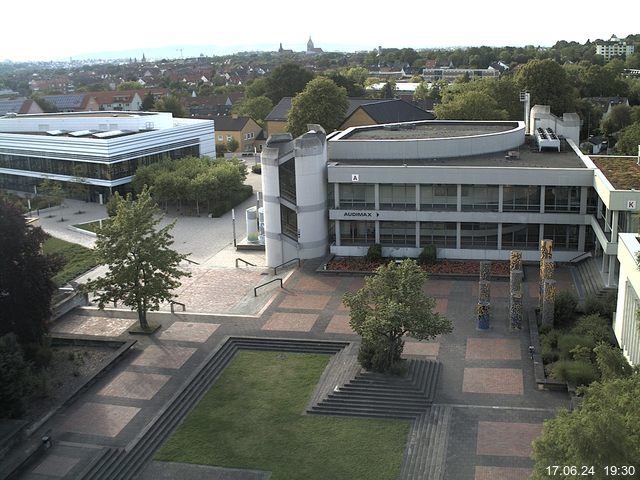 Foto der Webcam: Verwaltungsgebäude, Innenhof mit Audimax, Hörsaal-Gebäude 1