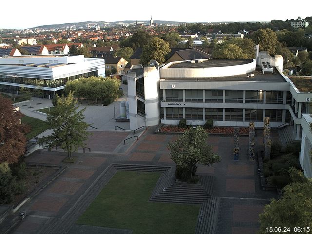 Foto der Webcam: Verwaltungsgebäude, Innenhof mit Audimax, Hörsaal-Gebäude 1