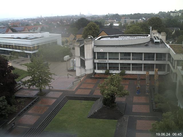 Foto der Webcam: Verwaltungsgebäude, Innenhof mit Audimax, Hörsaal-Gebäude 1