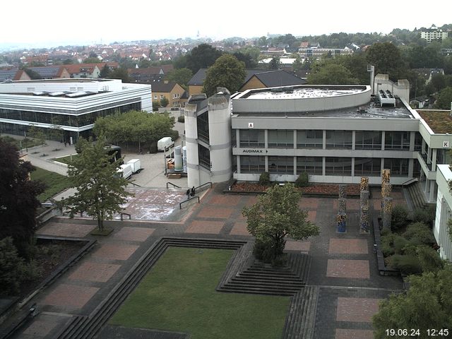 Foto der Webcam: Verwaltungsgebäude, Innenhof mit Audimax, Hörsaal-Gebäude 1