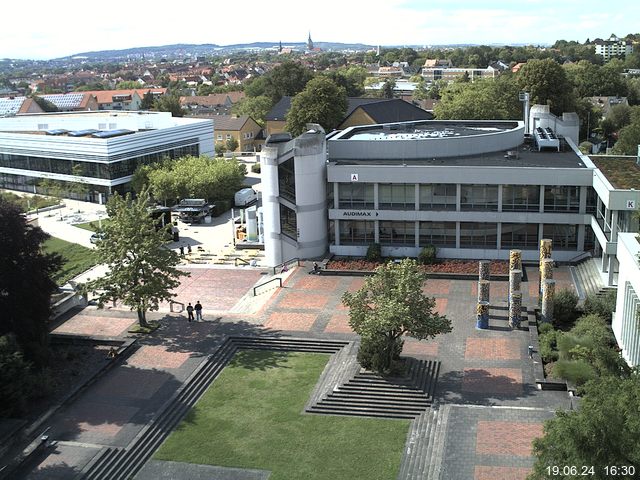 Foto der Webcam: Verwaltungsgebäude, Innenhof mit Audimax, Hörsaal-Gebäude 1