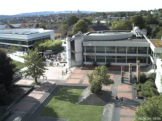 Foto der Webcam: Verwaltungsgebäude, Innenhof mit Audimax, Hörsaal-Gebäude 1