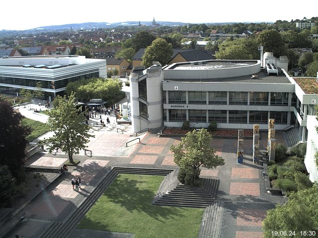 Foto der Webcam: Verwaltungsgebäude, Innenhof mit Audimax, Hörsaal-Gebäude 1