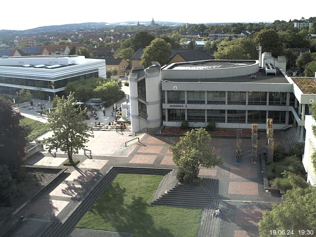 Foto der Webcam: Verwaltungsgebäude, Innenhof mit Audimax, Hörsaal-Gebäude 1