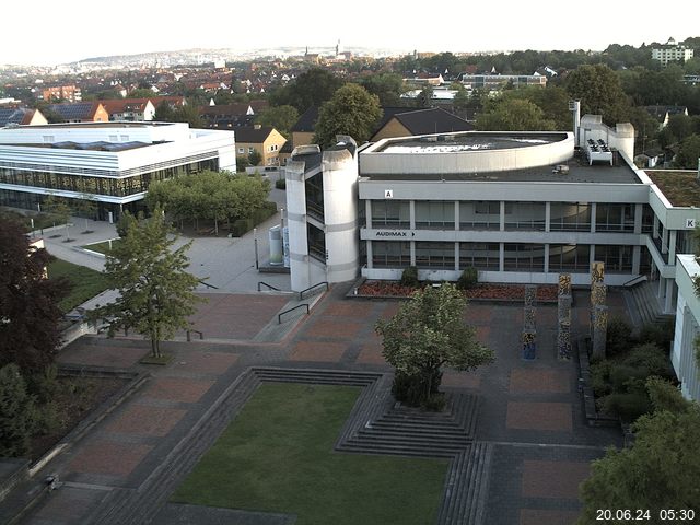 Foto der Webcam: Verwaltungsgebäude, Innenhof mit Audimax, Hörsaal-Gebäude 1