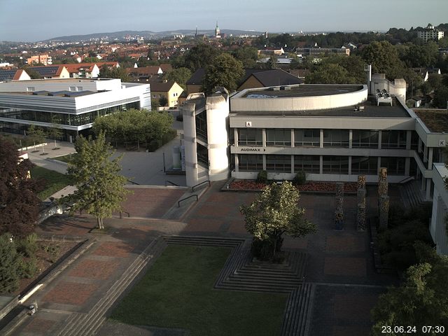 Foto der Webcam: Verwaltungsgebäude, Innenhof mit Audimax, Hörsaal-Gebäude 1