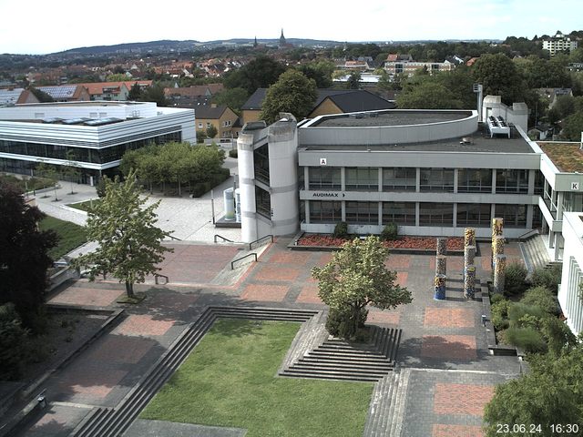 Foto der Webcam: Verwaltungsgebäude, Innenhof mit Audimax, Hörsaal-Gebäude 1