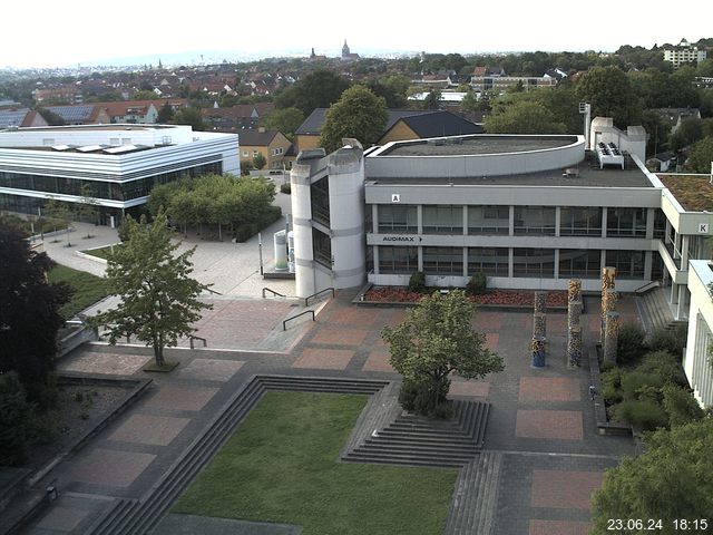 Foto der Webcam: Verwaltungsgebäude, Innenhof mit Audimax, Hörsaal-Gebäude 1