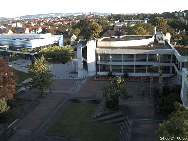 Foto der Webcam: Verwaltungsgebäude, Innenhof mit Audimax, Hörsaal-Gebäude 1