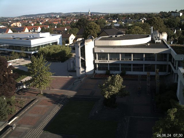 Foto der Webcam: Verwaltungsgebäude, Innenhof mit Audimax, Hörsaal-Gebäude 1