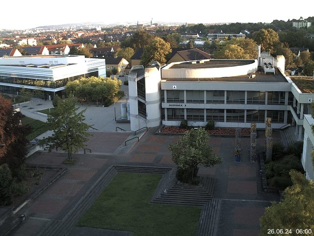 Foto der Webcam: Verwaltungsgebäude, Innenhof mit Audimax, Hörsaal-Gebäude 1