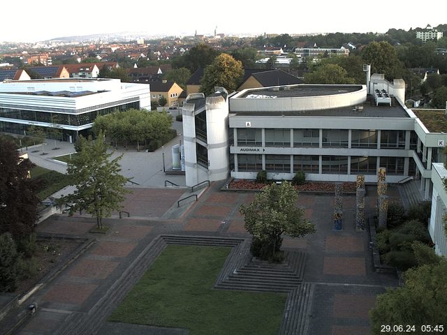 Foto der Webcam: Verwaltungsgebäude, Innenhof mit Audimax, Hörsaal-Gebäude 1