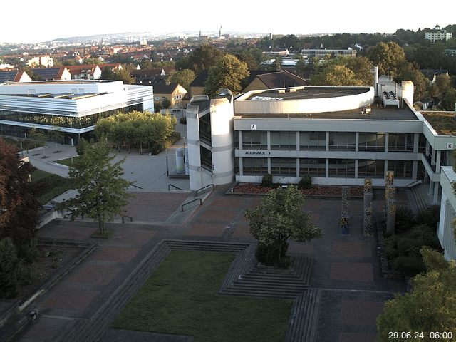 Foto der Webcam: Verwaltungsgebäude, Innenhof mit Audimax, Hörsaal-Gebäude 1