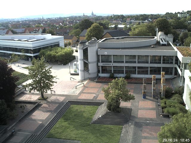 Foto der Webcam: Verwaltungsgebäude, Innenhof mit Audimax, Hörsaal-Gebäude 1